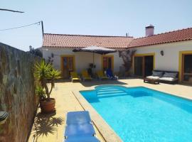 3 bedrooms house with private pool terrace and wifi at Zambujeira do Mar 1 km away from the beach, hotell i São Teotónio