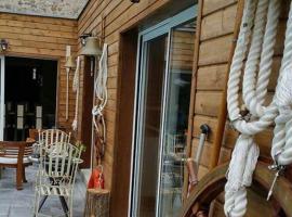 Maison charmante à Chauffry avec piscine et jacuzzi, Hotel in Chauffry