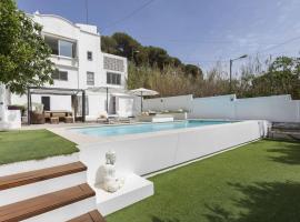 CASA MODERNISTA CON PISCINA CANYET, cottage in Barcelona