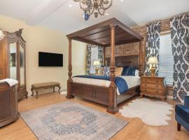 Grand Mansion-Royal Crown suite!: Fort Smith şehrinde bir kulübe