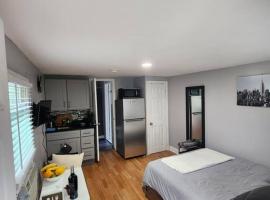 Cozy studio in a lovely area, apartamento em Forest Hills