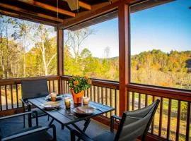 Cozy Cabin: w/ Balcony, Pool Table, Fire pit & BBQ