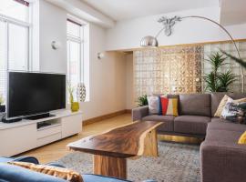 MTLVacationRentals - The City Chalet, hotel in Montréal