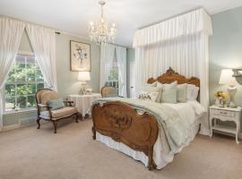 Grand Mansion-Magnolia suite!: Fort Smith şehrinde bir otel
