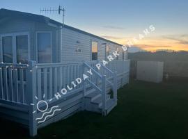 Sunset - A Relaxing Gold 3 bed holiday home at Seal Bay Resort, hótel í Chichester