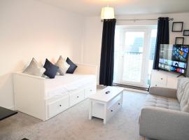 Windsor to Heathrow spacious 2 Bedroom 2 Bath Apartment with Parking - Langley village Elizabeth Line to London, Reading, Oxford, hotel sa Slough