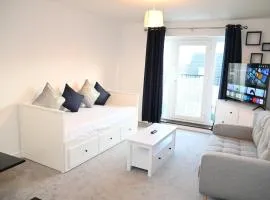 Windsor to Heathrow spacious 2 Bedroom 2 Bath Apartment with Parking - Langley village Elizabeth Line to London, Reading, Oxford