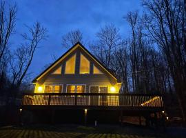 Three Pines Chalet- Pocono Lake PA Arrowhead Lakes, ξενοδοχείο σε Thornhurst