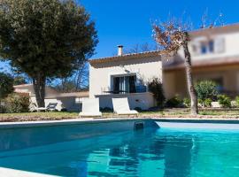 Propriete de 2 chambres avec piscine partagee terrasse et wifi a Saint Saturnin les Apt: Croagnes şehrinde bir havuzlu otel
