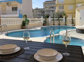 Vivienda a pie de playa con piscina privada, hotel in Sueca