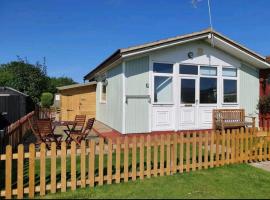 The Salty Sea Dog - Dog friendly and 2 minutes walk to the beautiful, golden beach, holiday home in Bridlington