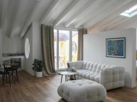 Waterfront balcony I Grani 4 Resort Style Suite, lugar para ficar em Livorno