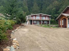 Shuswap, Sun Filled, Pet Friendly, Beach Cottage & Suite, готель з парковкою у місті Blind Bay