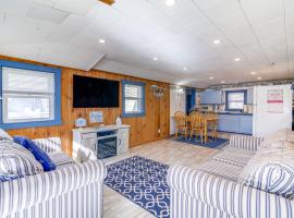 East Wareham Waterfront Cottage with Private Dock!، كوخ في شرق ويرهام