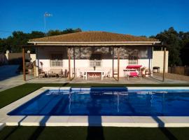 3 bedrooms chalet with private pool terrace and wifi at Cordoba, cabin in Almodóvar del Río