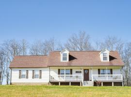 Charming Country Home with Deck - 20 Mi to Franklin, Hotel in Columbia