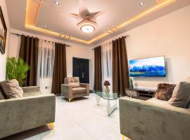 Luxury 2-Bedroom Apt at Achimota: Taifa şehrinde bir otoparklı otel