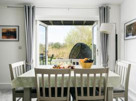 Luxury property with spa access on a nature reserve Damselfly HM105, hotel Somerford Keynesben