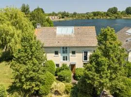 Lakeside property with spa access on a nature reserve Keel House CW23