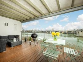 Lakeside apartment with spa access on a nature reserve Hazy Blue HM86, hôtel à Somerford Keynes