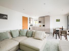 Lakeview apartment with a Spa on a nature reserve Wigeon HM110, hôtel à Somerford Keynes