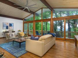 Retro Metro Deck House MCM Gem with Hot Tub & Spectacular Views!, Cottage in Fairview