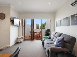Percy Escape just a walk to Newtown cafes and shops, pet-friendly hotel in Geelong