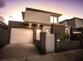 Raven West House I Corporate or Holiday