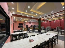 Eighty eight cafe and restaurant, hotel v destinaci Muzaffarnagar