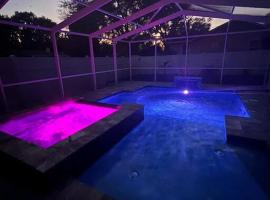 Pink Sunshine: Private Heated Pool and Spa, Close to Beach, holiday home in Largo