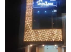 Town house cafe and hotel, Kurukshetra, hotell i Kurukshetra