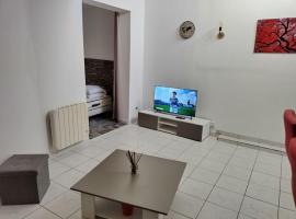 Spacieux studio confortable, hotel in Anzin