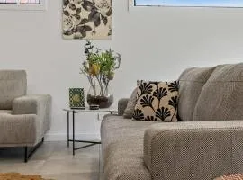 Storey Time I 2BR Townhouse for Melbourne Travel