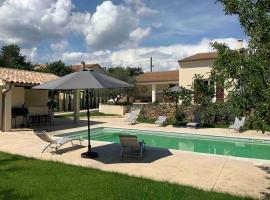 Maison Provençale avec piscine, hotel in Sérignan-du-Comtat