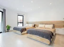 The Residence City Centre - Modern Family Apartment with Rooftop Pool & Terrace - Children stay for Free