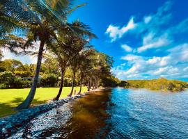 Tranquil holiday home on the water’s edge., hótel í Rainbow Beach