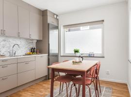 Modern New Stylish Apartment, cheap hotel in Åkersberga