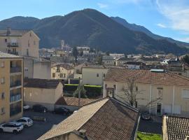 Studio avec balcon et vue panoramique sur le Cousson proche Thermes, готель у місті Дінь-ле-Бен