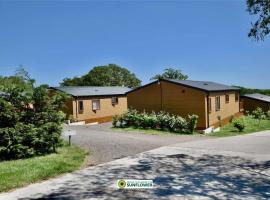 Rowan a welcoming countryside lodge, glamping v mestu Ryde