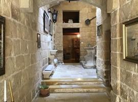 Charming 17th Cent House of Character in the famous 3 Cities, right next to Valletta, hótel í Cospicua