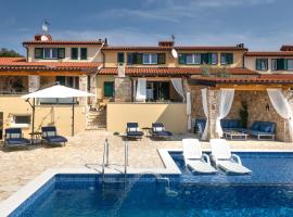 Villa Kalista Istriana for 10 people with private pool & sea view, viešbutis mieste Gajana