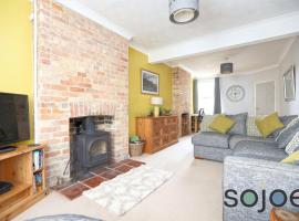 Charming and spacious 3 bedroom house very close to the beach, semesterhus i Lowestoft