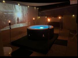 Astrolax Cinema with Jacuzzi & 4D Massage Chair, viešbutis su sūkurinėmis voniomis mieste Ponsė