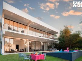 Wildflower Villa by StayVista - Poolside retreat with contemporary interiors & indoor activities, hôtel avec parking à Alibaug