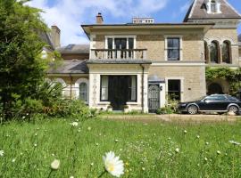 Grand Victorian family home - nestled between woodland and beach, hôtel à Haven Street