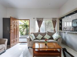 Whispering Willows By JadeCaps 3BHK Near Airport, hotel di Yelahanka