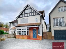 Thames Ditton - Luxury 4 Bedroom House - Garden and Parking, φθηνό ξενοδοχείο σε Thames Ditton