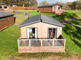 Two Bedroom Lodge In The Country - Owl, Peacock & Meadow, pet-friendly hotel in Liskeard