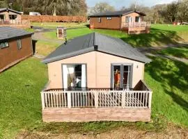 Two Bedroom Lodge In The Country - Owl, Peacock & Meadow、リスカードのシャレー