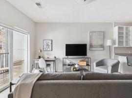 Landing Modern Apartment with Amazing Amenities (ID7435X07), hotel in Omaha